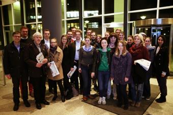 The scholarship holders and alumni of the FH D experienced interesting insights into the work of a newspaper editorial office and print shop.